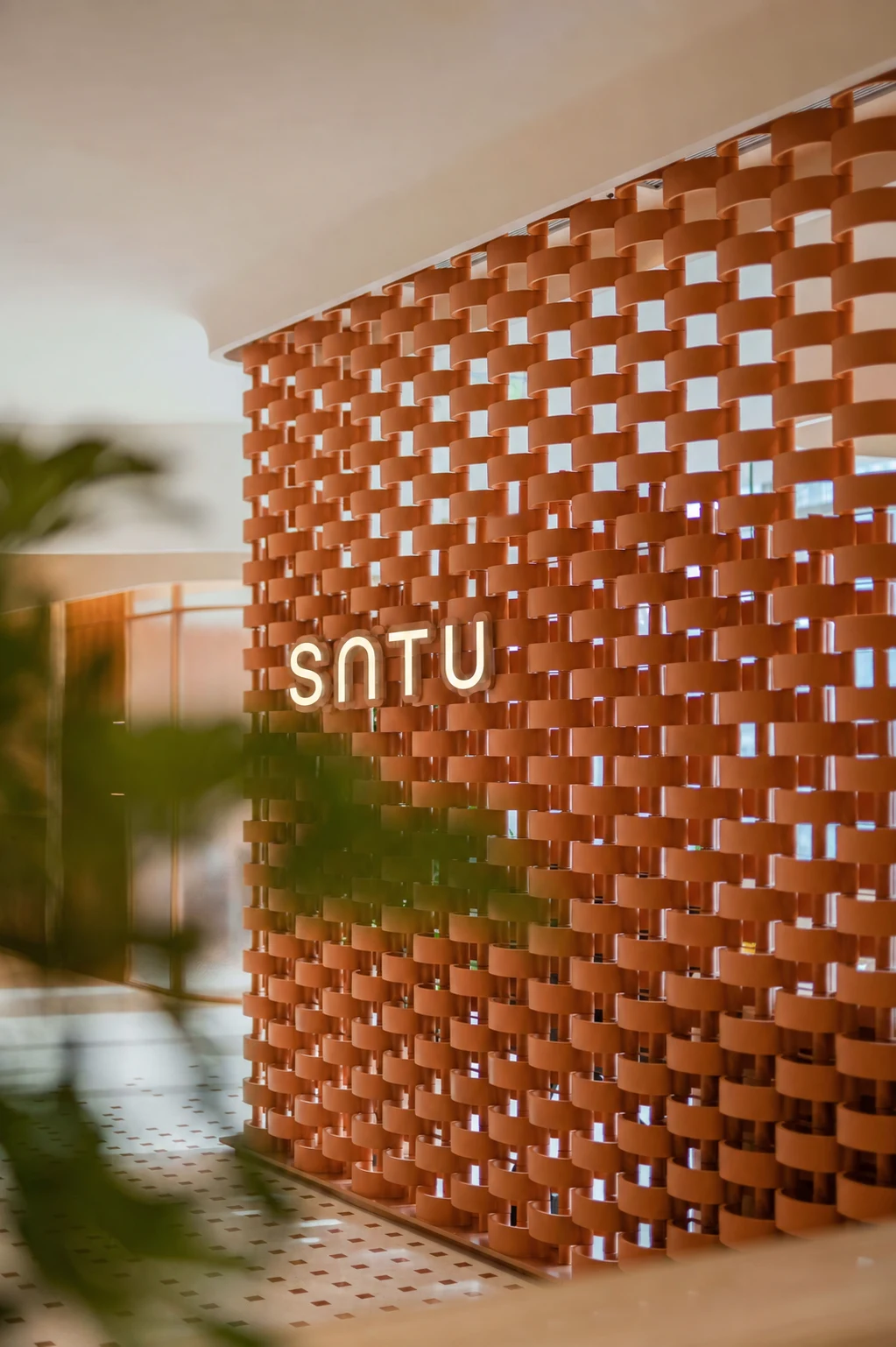 พื้นที่ต้อนรับ SATU พร้อมฉากดินเผา